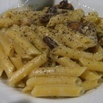 （h）etta - 干イチジクと干ブドウ入り ゴルゴンゾーラのペンネ