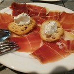 （h）etta - ハモンセラーノ　ゴルゴンゾーラのムース添え