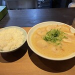 博多濃麻呂 - 料理写真:チャーシューメン　トッピング煮玉子　大めし