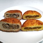 新宿中村屋 Bonna - 新宿ピロシキ(左)と新宿カリーパン(右) 断面