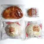 新宿中村屋 Bonna - 個包装 元祖クリームパン(左上)、月餅 木の実餡(右上)、天成肉饅(下)