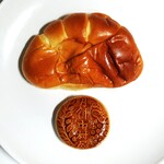 新宿中村屋 Bonna - 元祖クリームパン(上)、月餅 木の実餡(下)