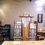 そば舎・中中 - 内観：大きなテーブルの奥に厨房