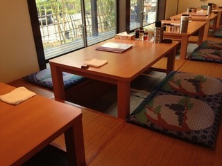 Chuugoku Ryouri Botan Hanten - 掘りごたつ式の小上がり、４人テーブルが５卓あり、