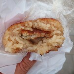うなぎ小椋 - 料理写真:・「焼きおにぎり うなぎ入り(¥300)」の断面。