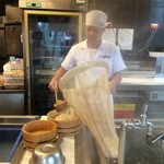 MARUGAME SEIMEN - 撮影、おっいいよぅ。大はあちらのタイ人カップルが釜揚げ三昧うどんをご注文でさ。