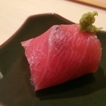 寿しの吉乃 - スモーク半熟ウズラのマグロ巻き