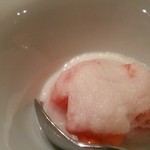 寿しの吉乃 - トマトの自家製玉ねぎドレッシング掛け