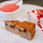 サンク・オ・ピエ - 2026.2 ジビエ好みのケーキ（ラムレーズン入りの栗粉ケーキ）シチリア産ブラッドオレンジのソルベ フランス産イチゴのムース