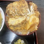 久美食堂 - なにこのカツ丼のボリューム(笑)