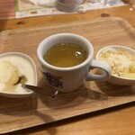 コメダ珈琲店 - ヨーグルト、コンソメスープ、コールスローサラダが付いてきました。