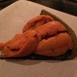 noma - 昆布とワイルドキウイフルーツの風味をまとったウニのタルトです。
