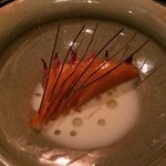 noma - 南瓜のスライスに、細くカットした昆布と桜の塩漬けを添えています。