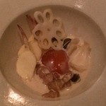 noma - 蓮・牛蒡・くわい・百合根・むかご等の根菜類を、発酵卵黄とピーナツのソースと横に添えられた生姜と共に頂きます。