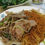 劉森記麵家 - 牛の胃とガチョウの腸の茹でたのが載っている蝦子撈麺