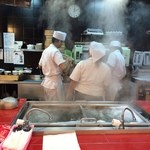 MARUGAME SEIMEN - 機械の使い方をやさしく指導中