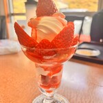 七滝茶屋 - 苺パフェ〜〜♡