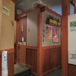 元氣七輪焼肉 牛繁 - 狭く入り組んだ店内