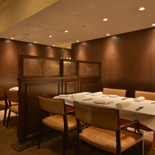 駅近で好アクセス。落ち着いた雰囲気で、開放感もある空間