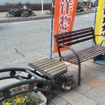 Shefu Fujiya - この通りにはベンチがたくさん置いてあります