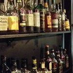 ラーメンBAR スナック、居酒屋 - 棚には、各種ボトルが所狭しと並んだ。