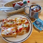 コメダ珈琲店 - 料理写真:たっぷり玉子のピザトースト 860円・カフェインレスアイスコーヒー 540円