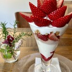 洋菓子店 アンジュール - スペシャルいちごのパフェ