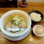 うえんで - 会津山塩ラーメン 手打麺（極太縮れ麺）950円と
季節限定の卵かけご飯