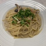 オリーブの丘 - 料理写真:えびときのこのトリュフクリームソース　ランチサラダLセット　ドリンクバー付き890円