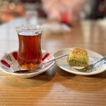トルコカフェ RugTime'mutluluk - トルコチャイ500円　バラクヴァ500円写真は半量　トルコでオスマン帝国時代から愛されるピスタチオとクルミの伝統菓子　チャイは自動的におかわりが注がれました
