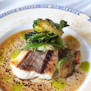 季節の食材を取り入れ、クラシックスタイルでご用意する一皿を