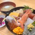 にし与 - 　丼・味噌汁・香の物のセット