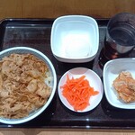吉野家 - 料理写真:牛丼(並)@498円(税込)と生卵@118円(税込)、無料の唐揚げ