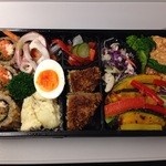 ＲＦ１ - 1/2日分野菜彩りサラダ弁当　994円