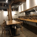 クチーナ サルヴェ - 自然素材を基調とした店内