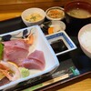 Kudako - 刺身定食(税込1,200円)
                お刺身盛合せ①鰤②黄肌鮪赤身③牛肉タタキ④甘海老
                ⑤高野豆腐の銀餡掛け⑥切干大根⑦白ご飯⑧お味噌汁⑨お漬け物(人参&大根&昆布佃煮)