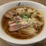 ラーメン ドゥエ エド ジャパン - 醤油らぁ麺〜小豆島のオリーブオイルの香り〜¥1,380-（大盛1.5玉+¥200-）