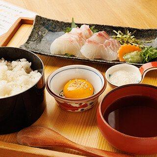 柑橘がふわりと香るみかん鯛が主役の豊富な料理。コースや単品で