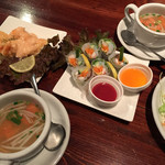 スバカマナ - 左上のものが、エビマヨです。プリプリ！たっぷりのマヨが最高です。
      中央が生春巻です。甘いソースと辛いソースが楽しめます。