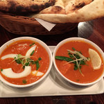 スバカマナ - 左がチキンとジャガイモのカレー。
      右がマトンのカレーです。