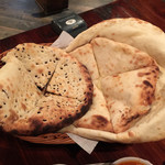 スバカマナ - 左から、チョコレートナン、チーズナン、普通ナンです。