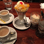 スバカマナ - 中央は、単品で頼んだアイスチェー(フルーツ)。
      周囲のものは、セットについている、ホットチャイとアイスクリームです。
      一番右は、ゴマアイスです。