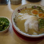 天下一品 - 豚トロラーメン(並）たまご、葱