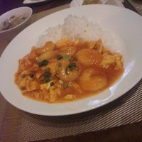 倶楽湾 - 日替り御飯（海老と卵のチリソース炒めかけご飯） 1080円 スープ、デザート付