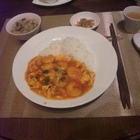 倶楽湾 - 日替り御飯（海老と卵のチリソース炒めかけご飯） 1080円 スープ、デザート付