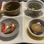 我楽 - 前菜（ぎばさ、じゅんさい、いぶりがっこチーズ、エゴ）