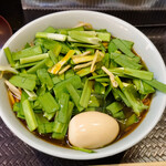 なぜ蕎麦にラー油を入れるのか。 - ニラそば(着丼時)