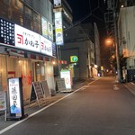 大衆イタリアンかね子 - 左に店が見えてきた