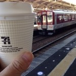 セブンイレブン - そのまま高架の上の近鉄河内永和駅ホームまで持って上がり、電車待ちつつ飲みました。
