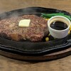 エルドラド - Half Steak（225 g）... 熱々の鉄板に乗ってジュージュー湯気を上げながら出てきました